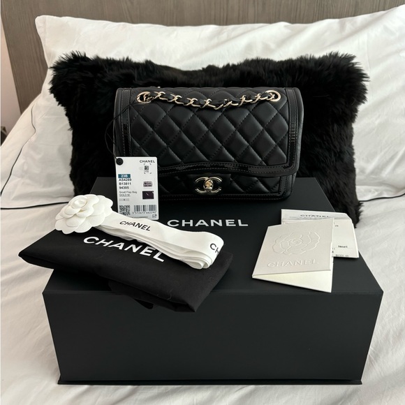 CHANEL 🖤 23B Black Lambskin & Patent Leather Small Flap Bag Light Gold Hardware - Picture 2 of 15
